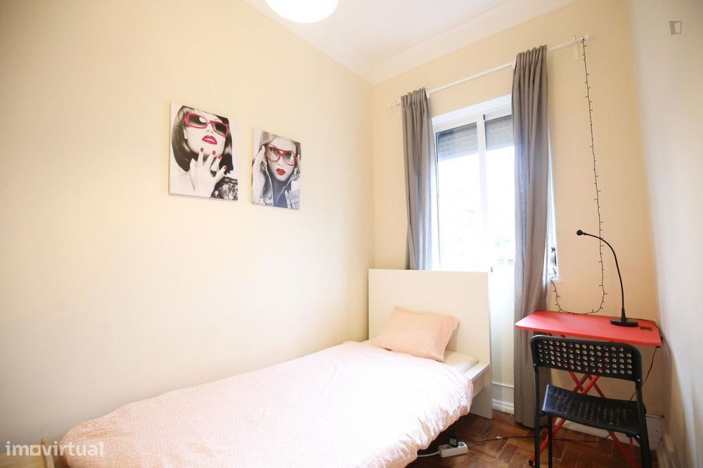 57228 - Quarto com cama de solteiro, com...