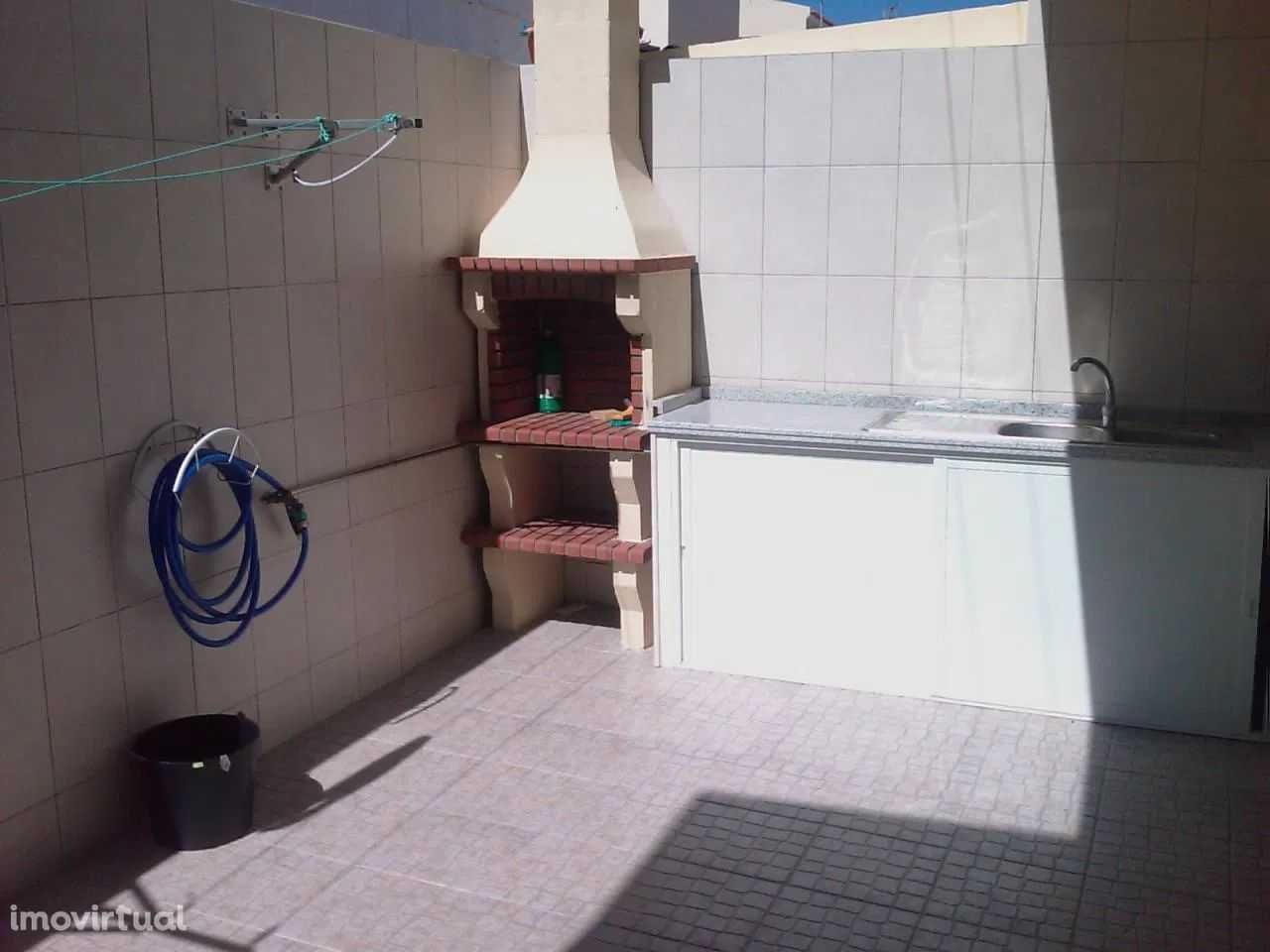 T1 c/quintal e barbecue a 200m da praia