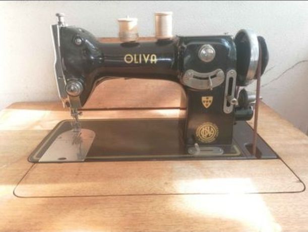 Máquina de costura vintage Oliva muitos extras