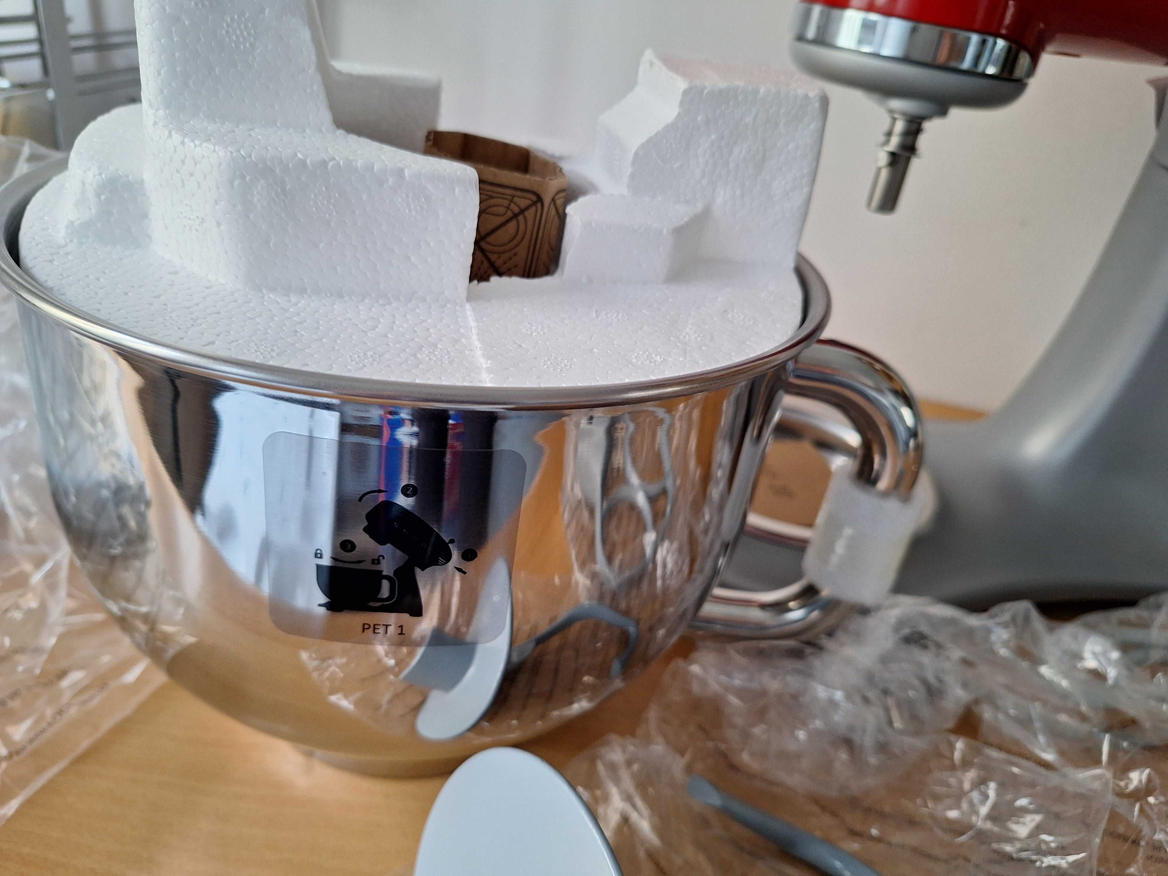 Robot planetarny SMEG SMF02RDEU Czerwony