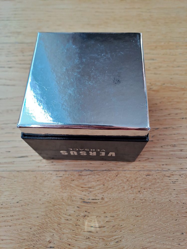 Pudełko pudełeczko box case na zegarek versace versus srebrne czarne