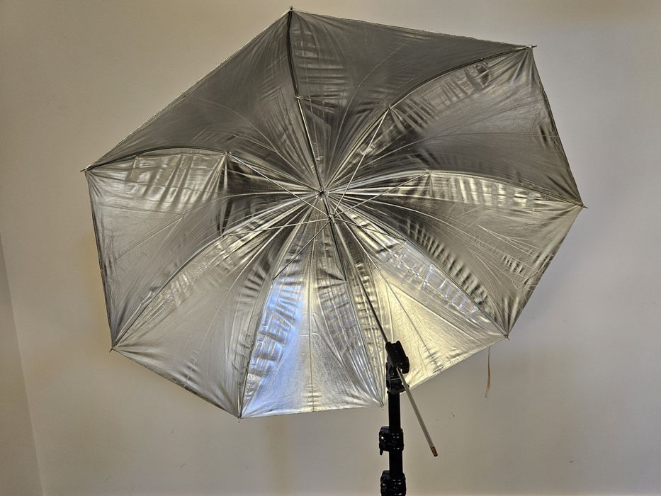 Sombrinhas e suportes de sombrinhas.