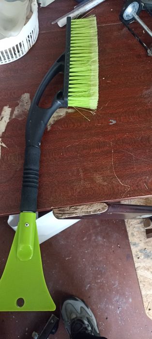 Щітка для чистки авто від снігу