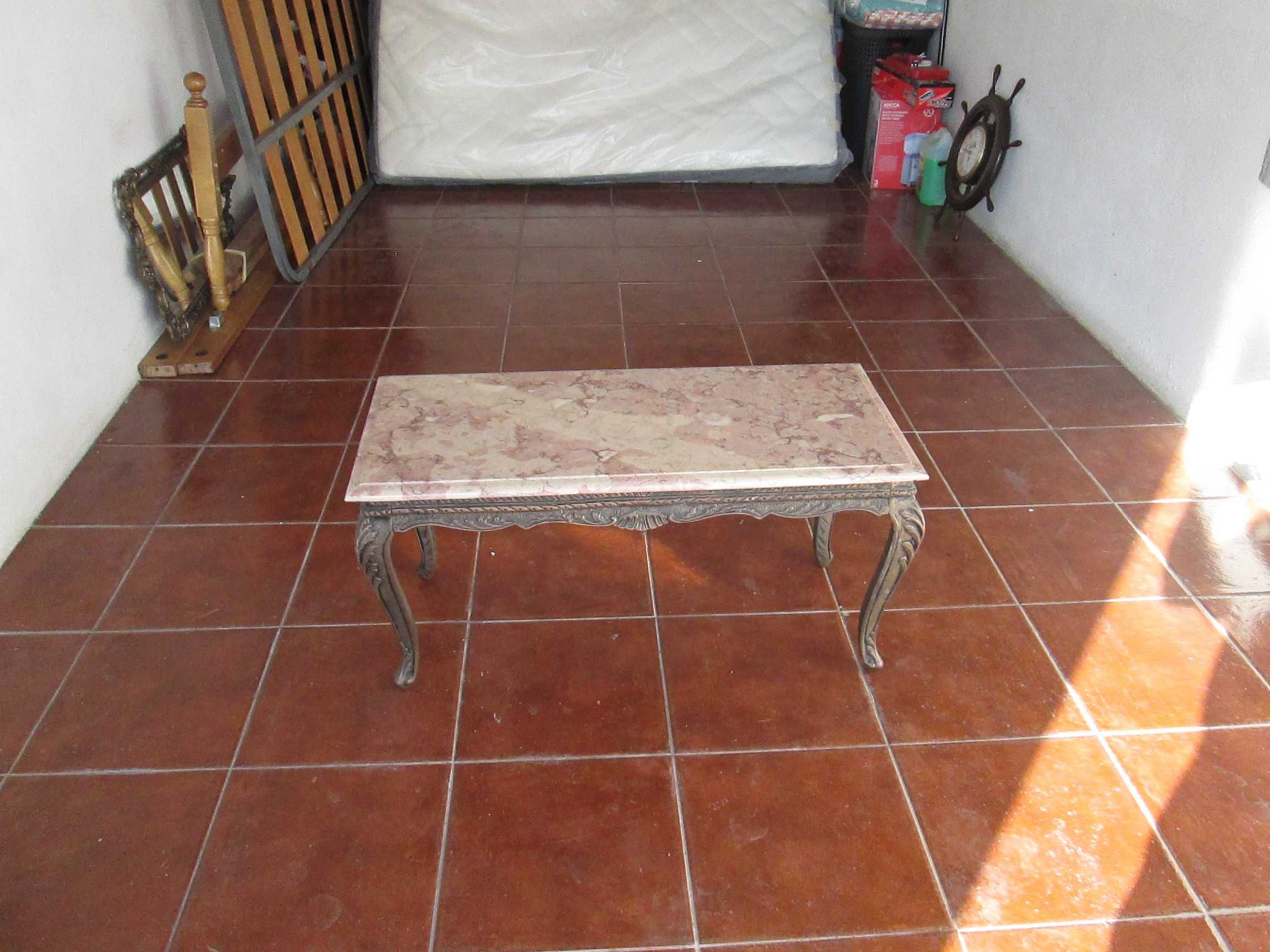 vendo mesa de centro de sala em bronze com tampo em pedra mármore