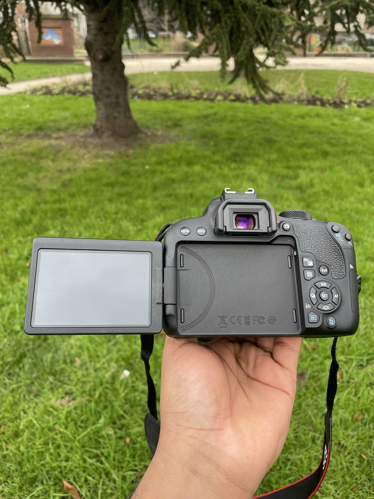 Canon eos 800D WiFi-ecrã tactile  com lente 18-55mm e bolsa