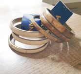 Pulseiras de pedra branca e castanha da marca Seanna