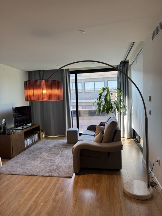 Candeeiro de pé prateado e bordeaux.