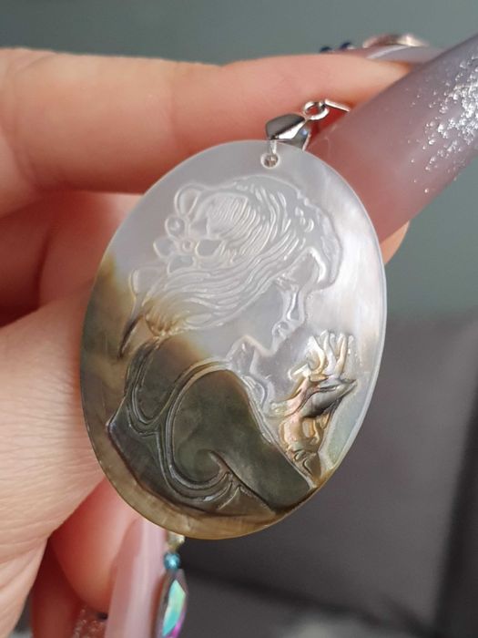 Pendente camafeu em concha com jovem / mulher / sereia em 3D