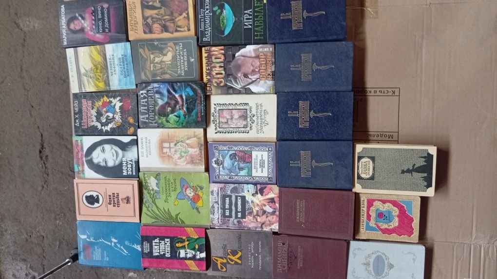 Книги разной тематики.
