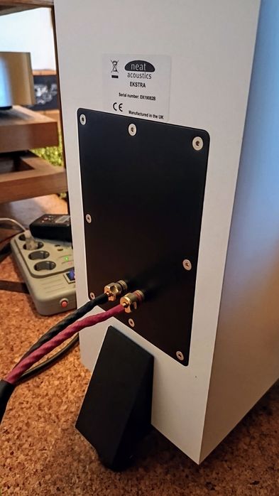 Colunas de chão Neat Ekstra