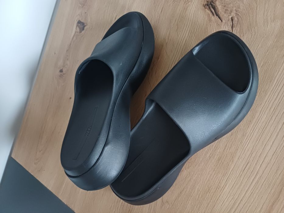 Klapki  czarne Zara rozmiar 40 na grubej podeszwie jak yezzy