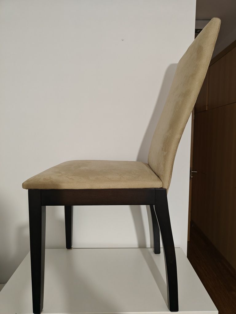 Cadeira nova em madeira e tecido aveludado