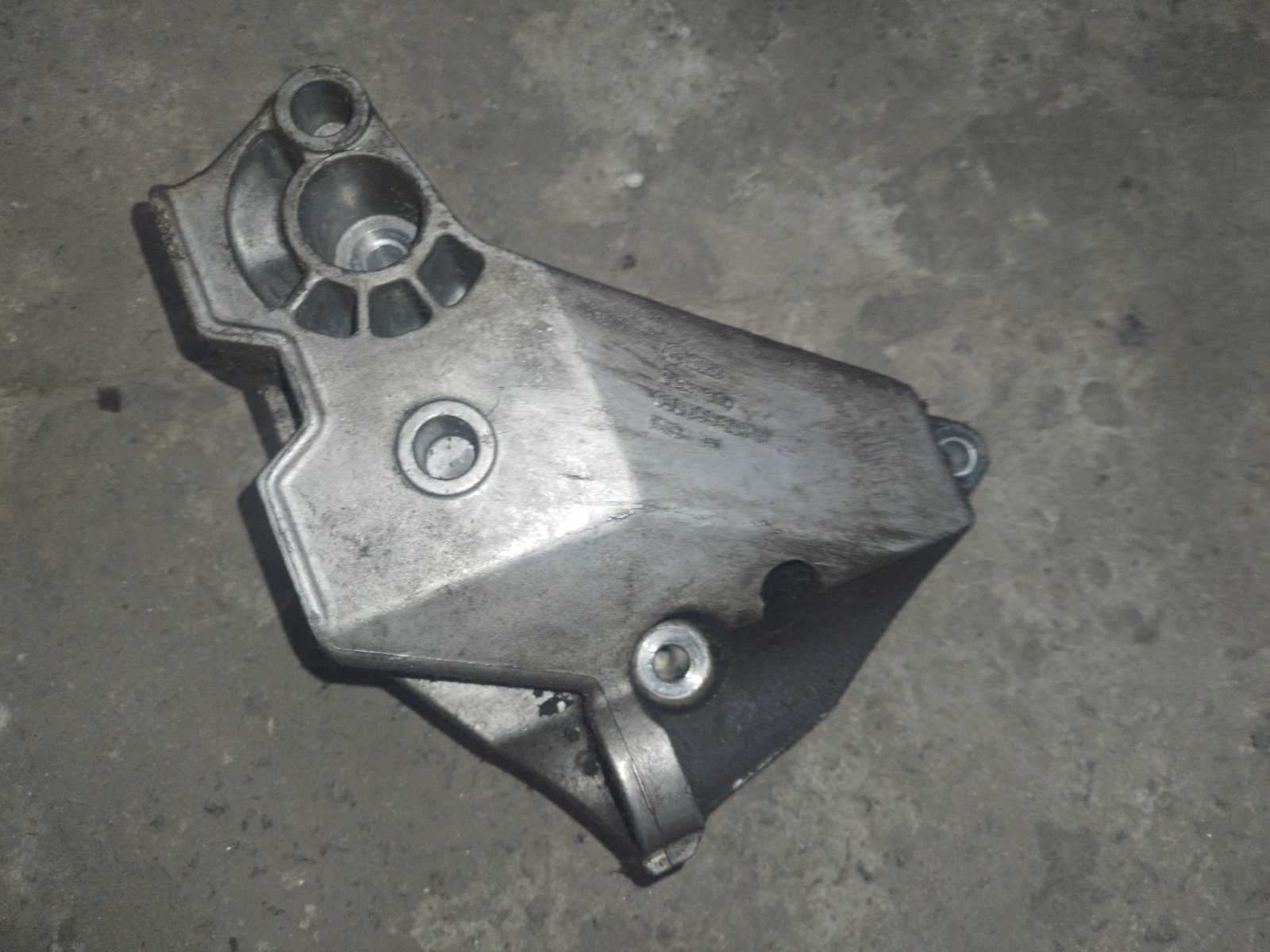Кронштейн двигателя правая сторона 1.9 TDI Фольксваген Гольф 4