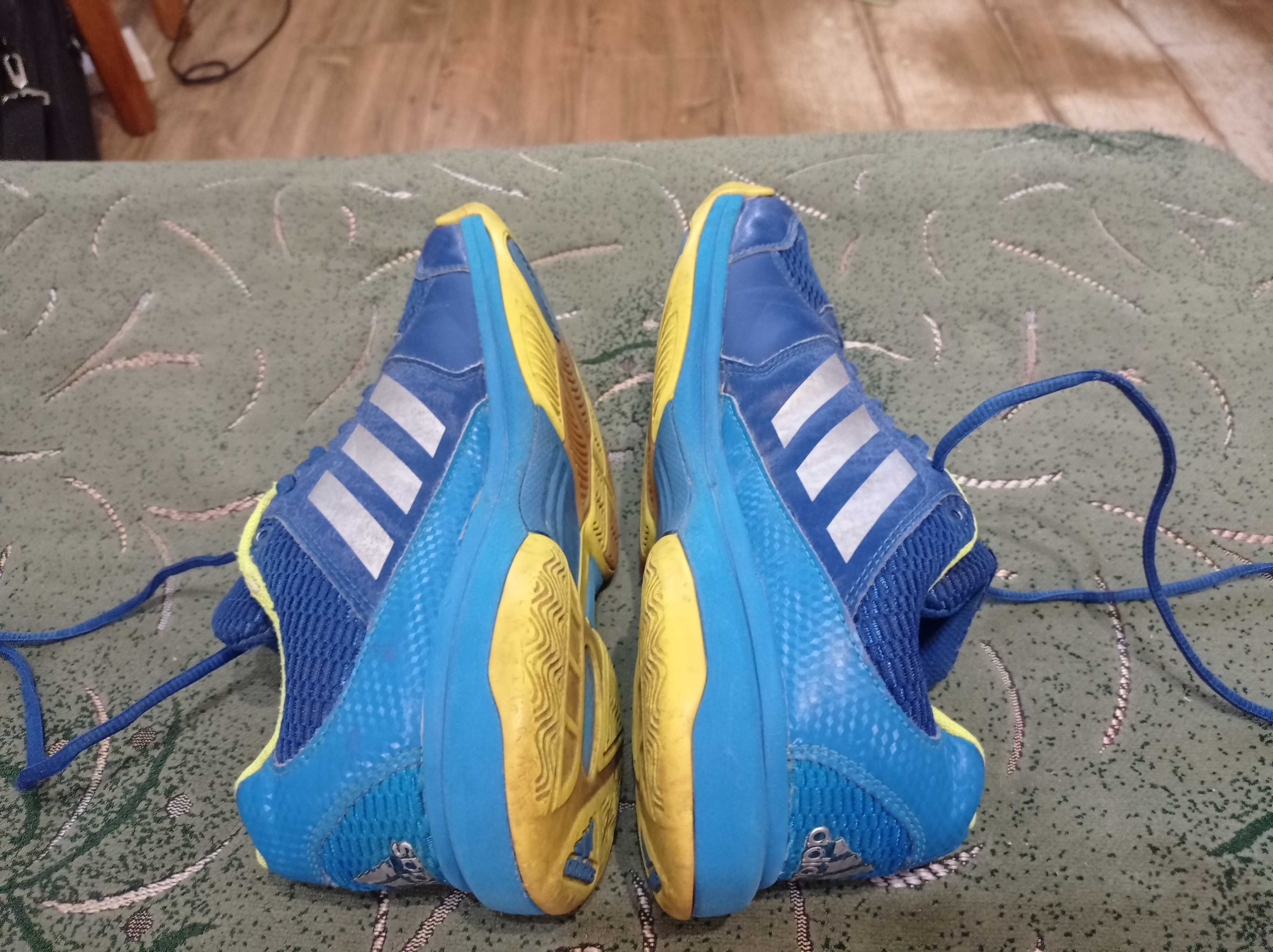 Кроссовки Adidas (оригинал) фирменные размер-40 стелька- 25,5см.