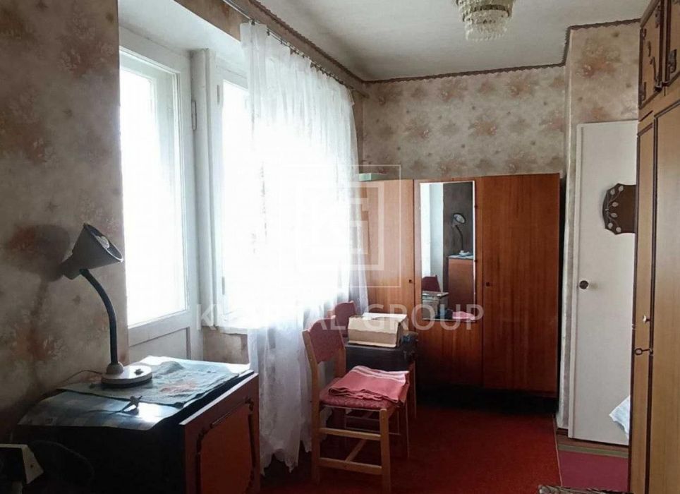 2-кімнатна квартира 41 м², планування, дві сторони, у житловому стані.