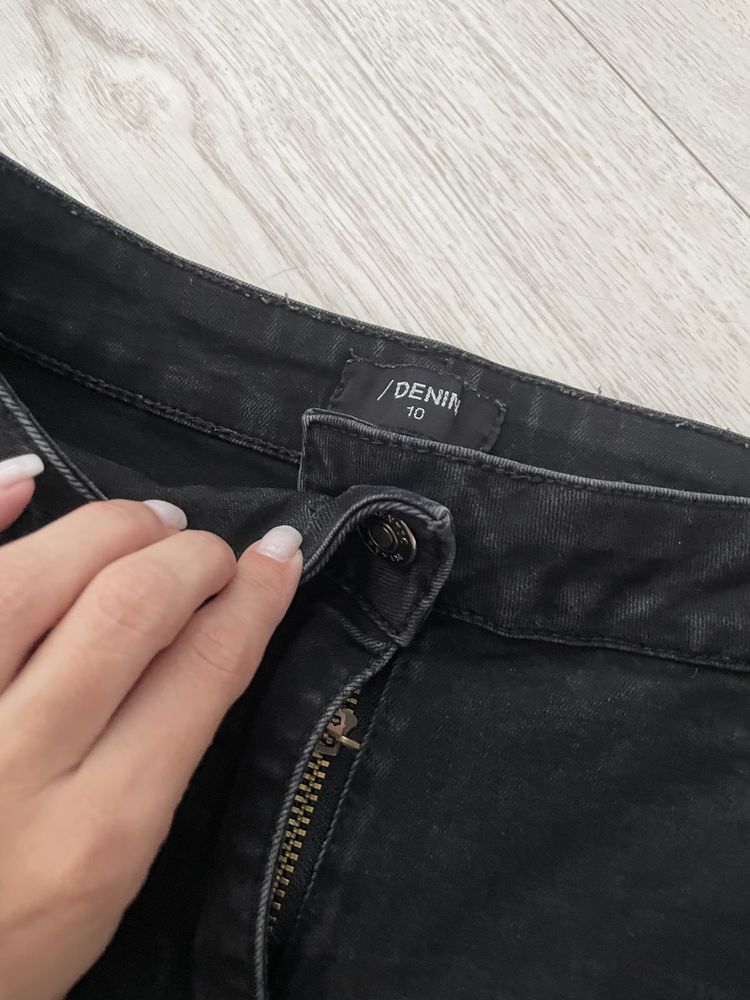 Czarne zwężane spodnie jeansowe jeansy damskie rozmiar M