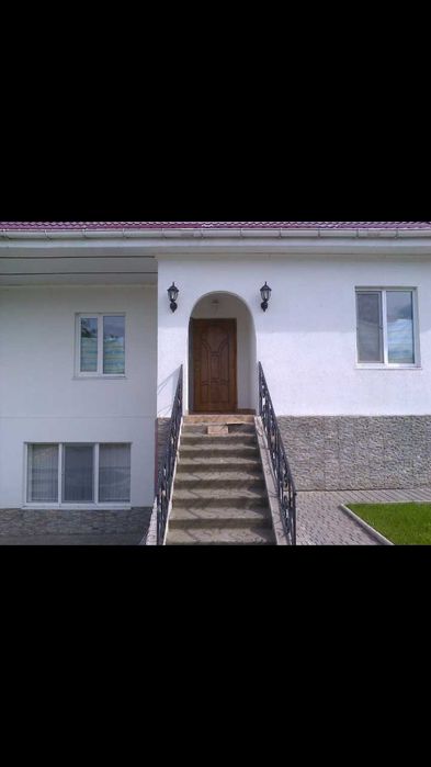 Двоповерховий будинок в с. Кінецьпіль.