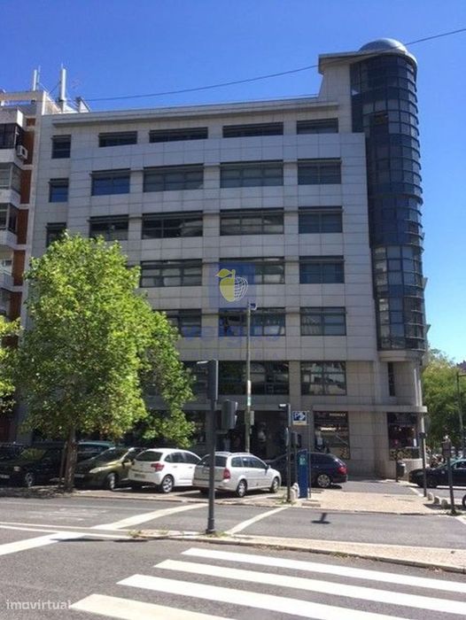 Escritório em open space, localizado na Av. Duque de Loulé, em edifíci