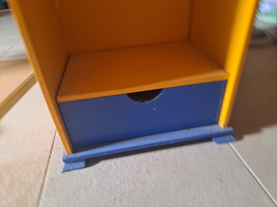 Estante com gaveta, mesa de trabalho com 2 cadeiras e cadeira pequena