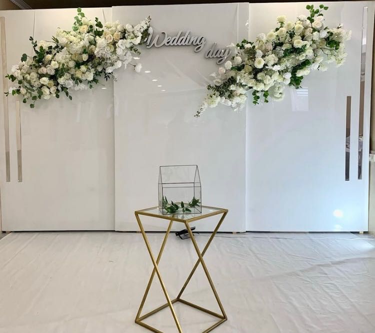Флористика квіти весільне оформлення президіум фотозона арка