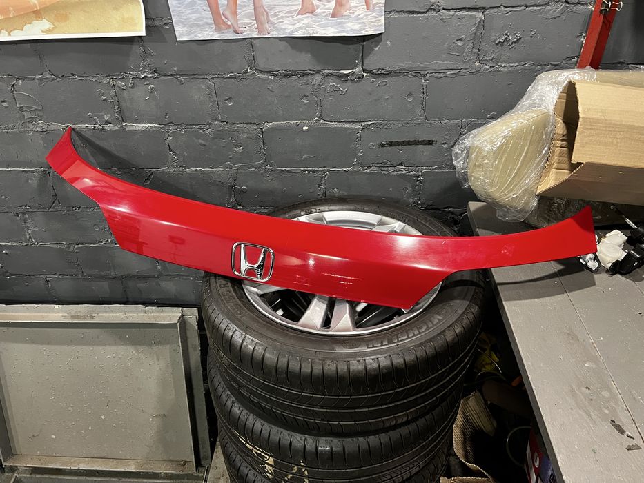 Накладка двери багажника Honda HR-V 16-18 с эмблемой