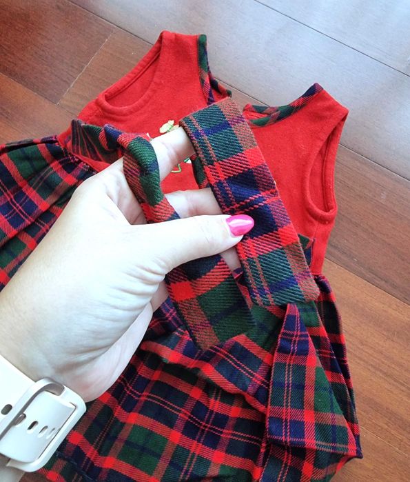 Vestido de inverno com padrão vermelho, azul escuro e verde, tam 24