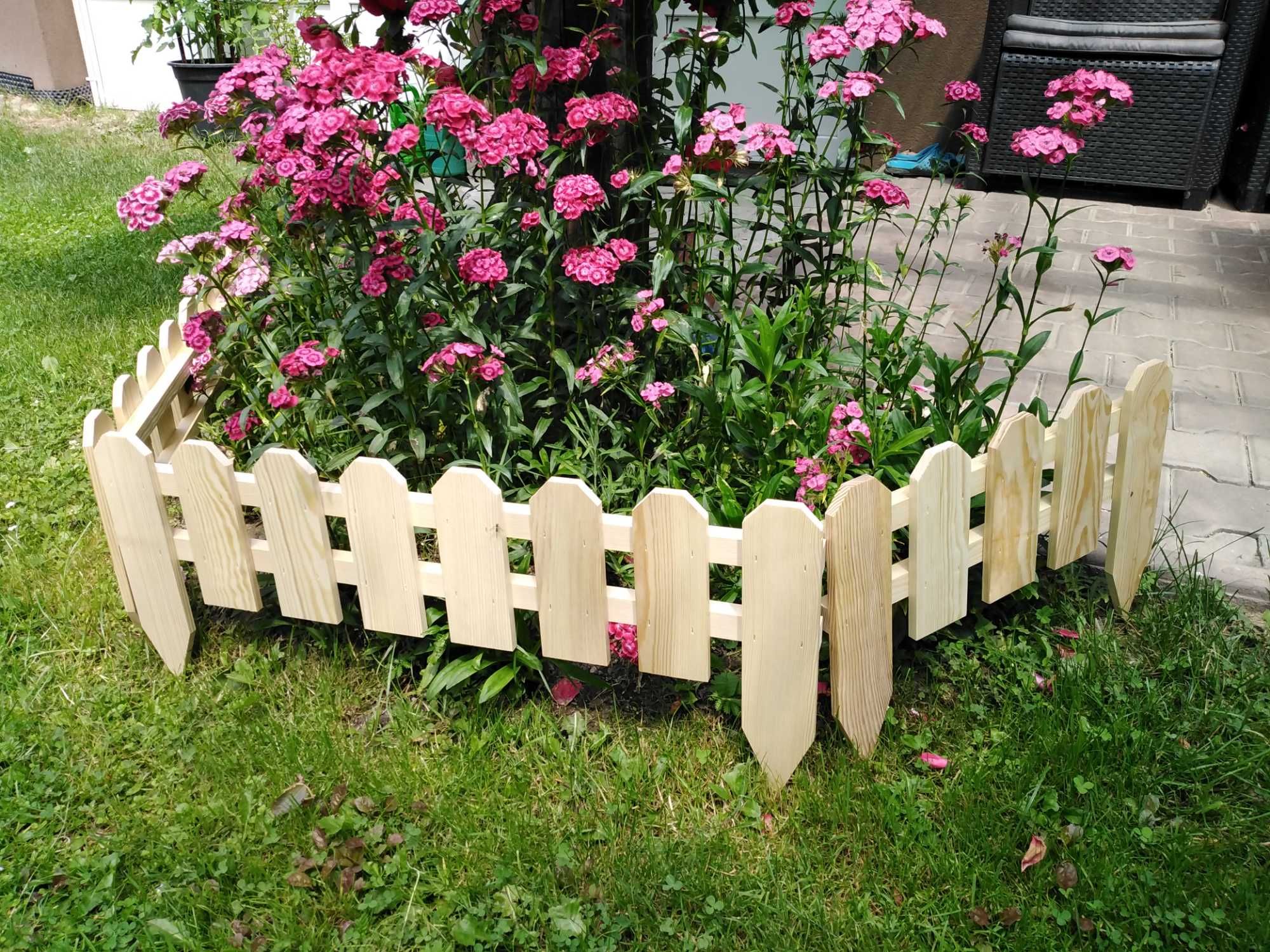 Płotek drewniany palisada obrzeże rabatówka