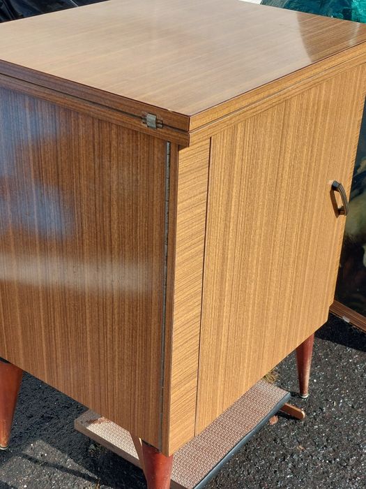 Máquina de costura Singer 611G com móvel de arrumação pés de palito