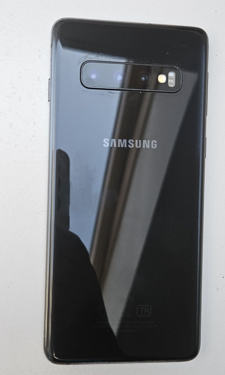 Продам Samsung S10