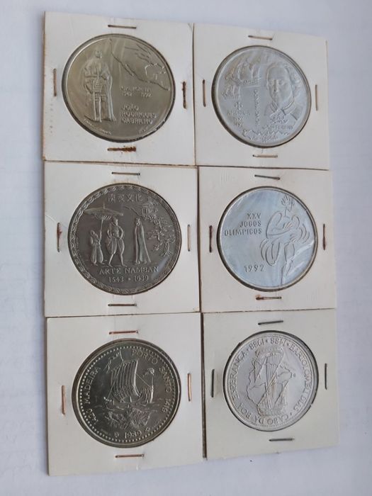 Varias moedas de 100$00 e de 200$00 descobrimentos