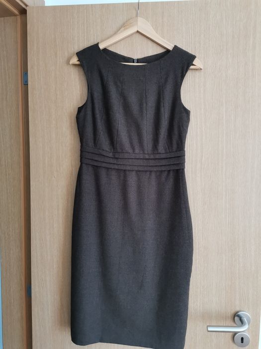Vendo vários vestidos