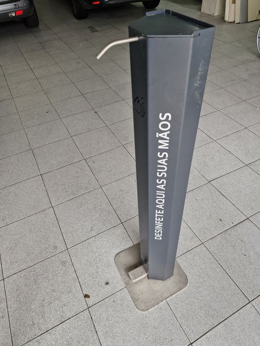 Despensador de álcool gel (metálico de pé)