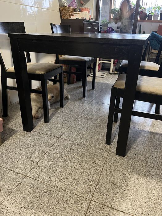 Mesa de cozinha em madeira.