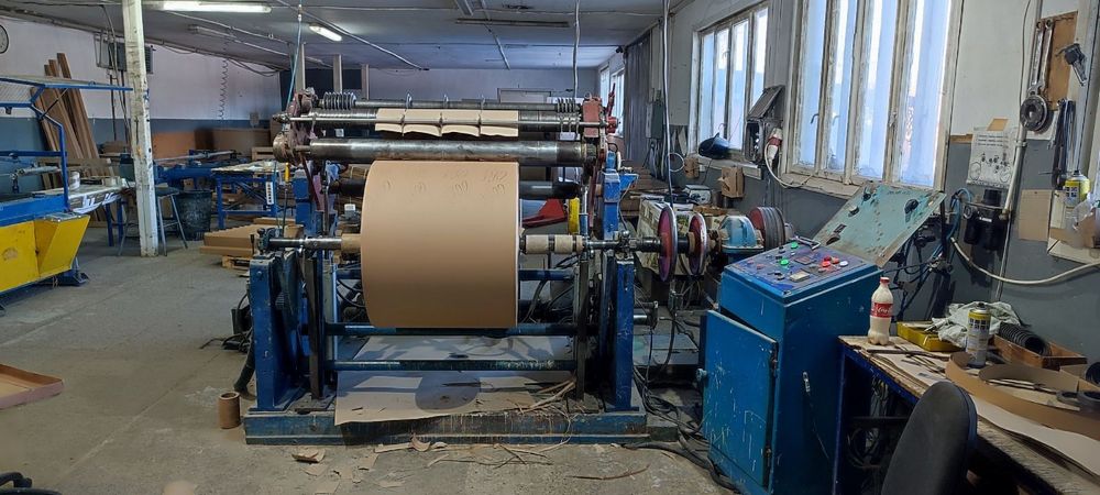 Бобіно різка для розділу рулонів картону на бобіни