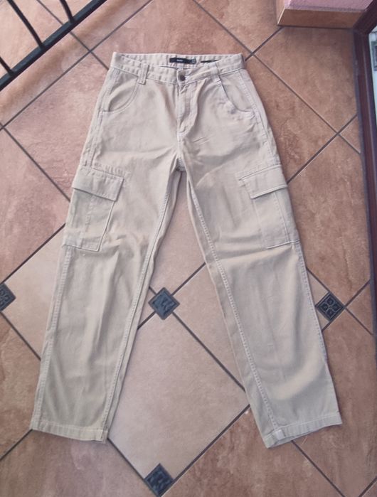 Beżowe spodnie Bershka