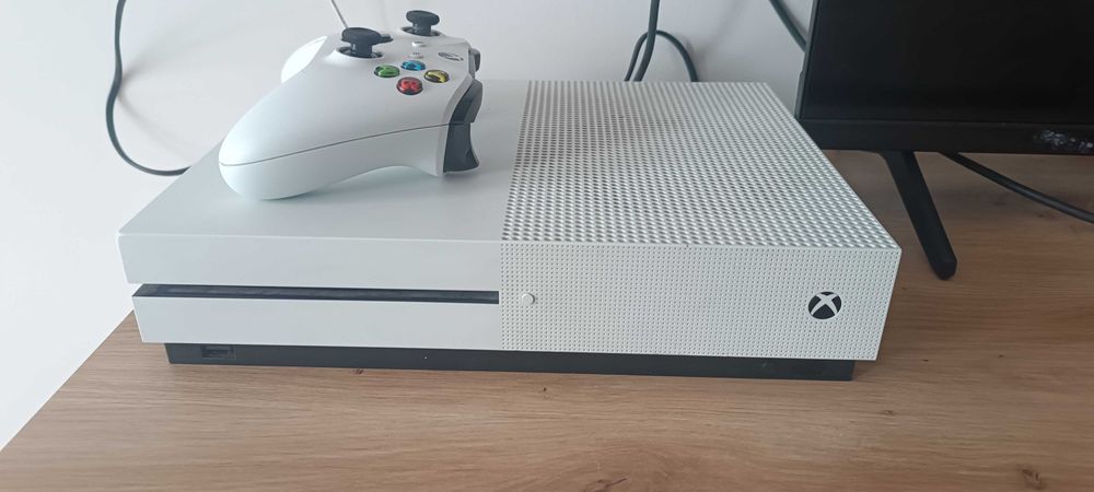 Xbox One S z napędem