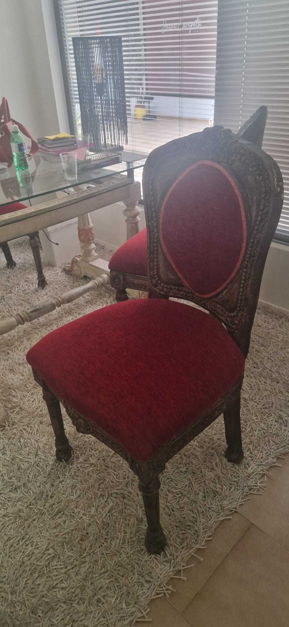 Cadeiras estilo monárquico
