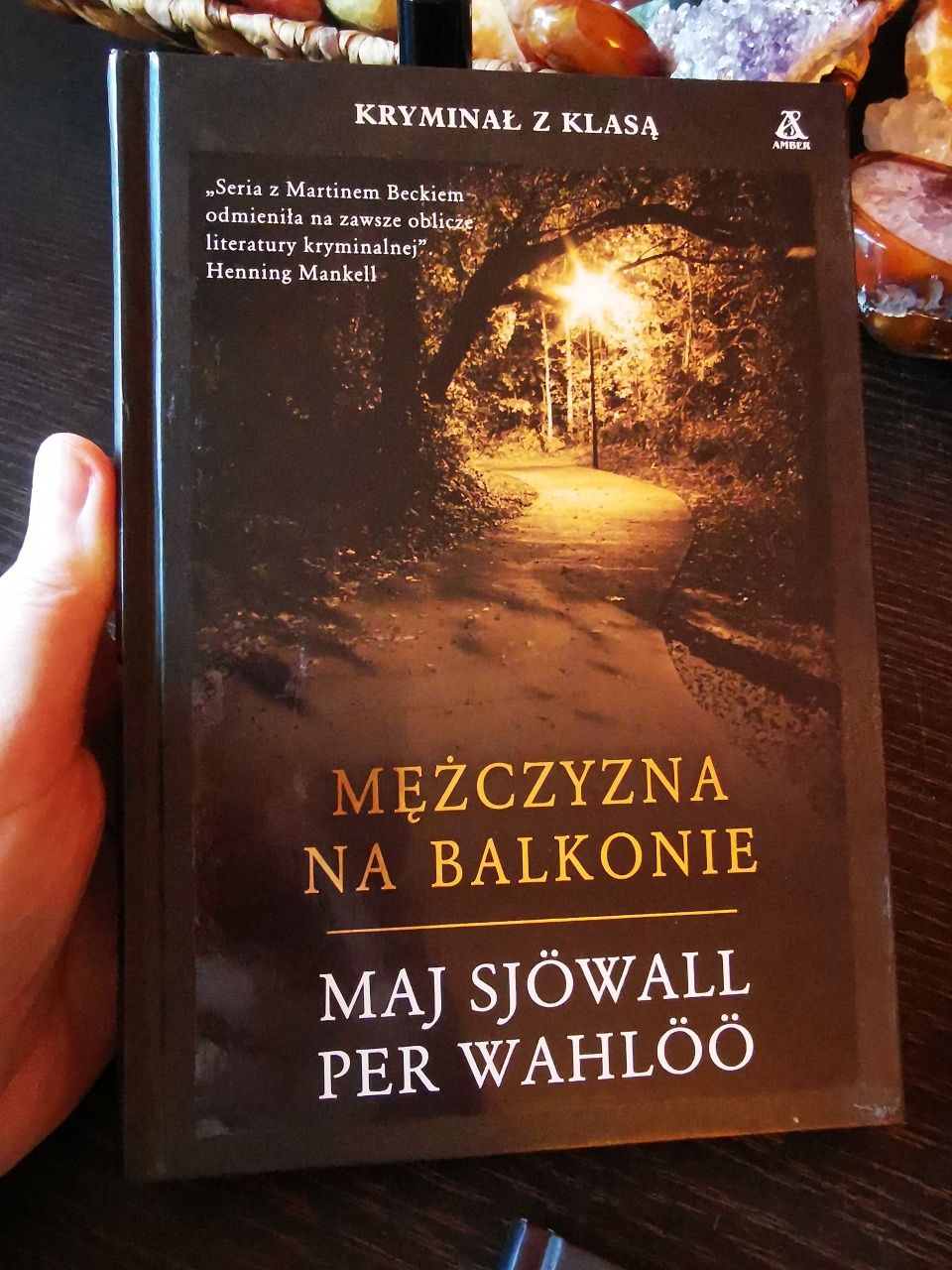 Sjowall, Wahloo - Mężczyzna na balkonie i 3 inne