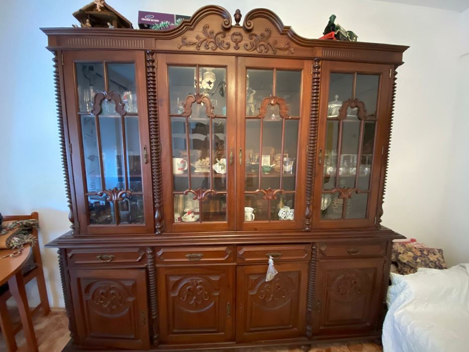Cristaleira/vitrina de sala em madeira com detalhes