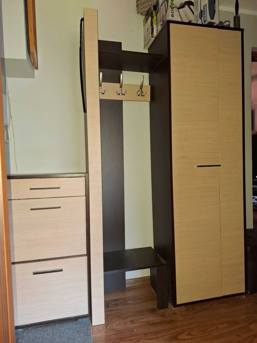 Zestaw mebli do przedpokoju: szafa, lustro, wieszak, szafka na buty