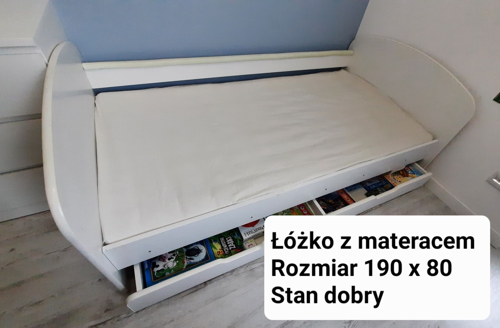 Łóżko z materacem