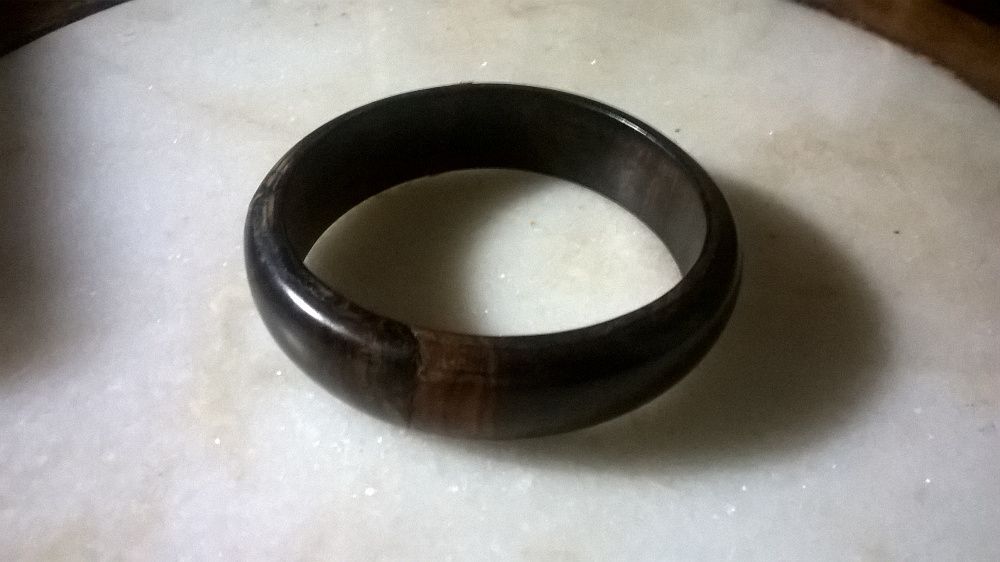 Pulseira em pau preto