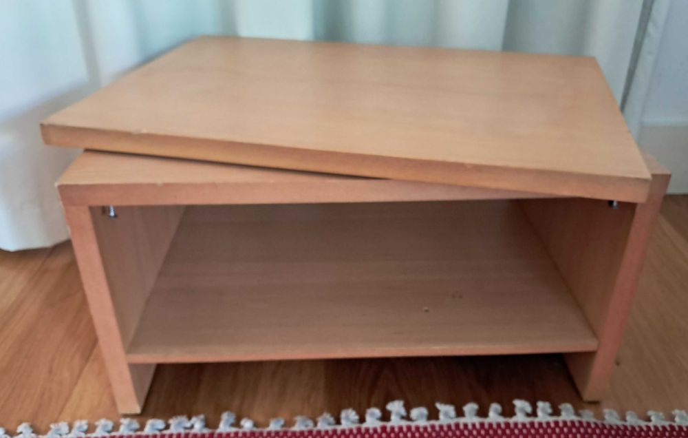 Móvel para TV, de madeira clara, com tampo superior giratório