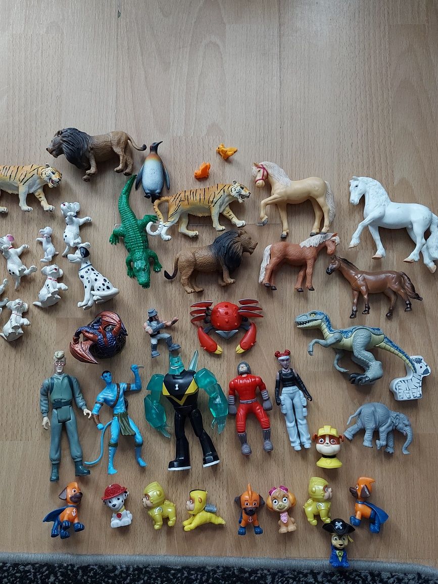 Figurki z bajek i zwierzęta całość