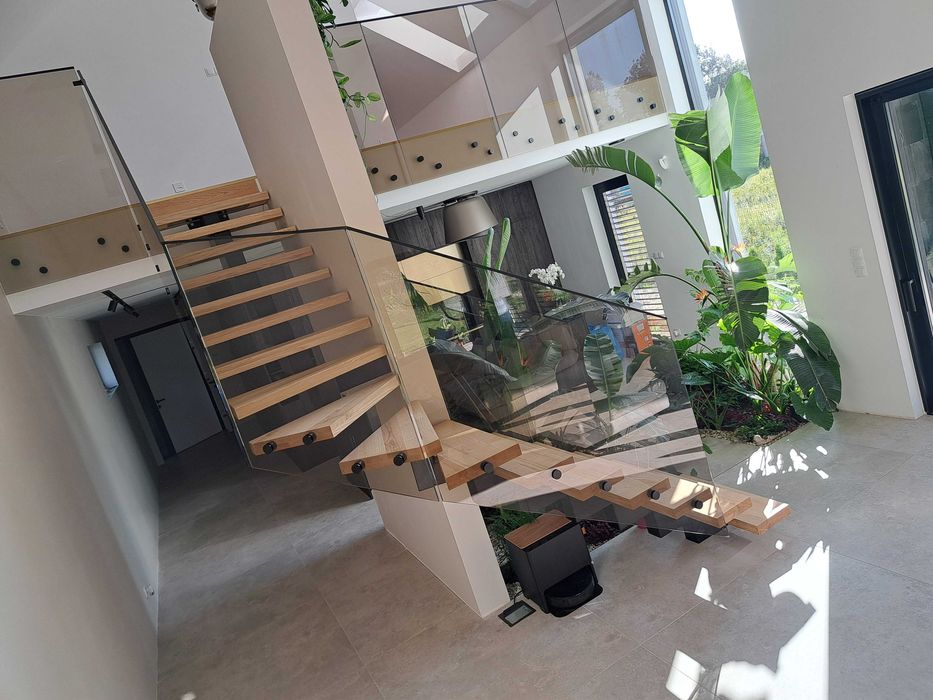 Schody na konstrukcji stalowej, metalowe, samonośne, loft nowoczesne