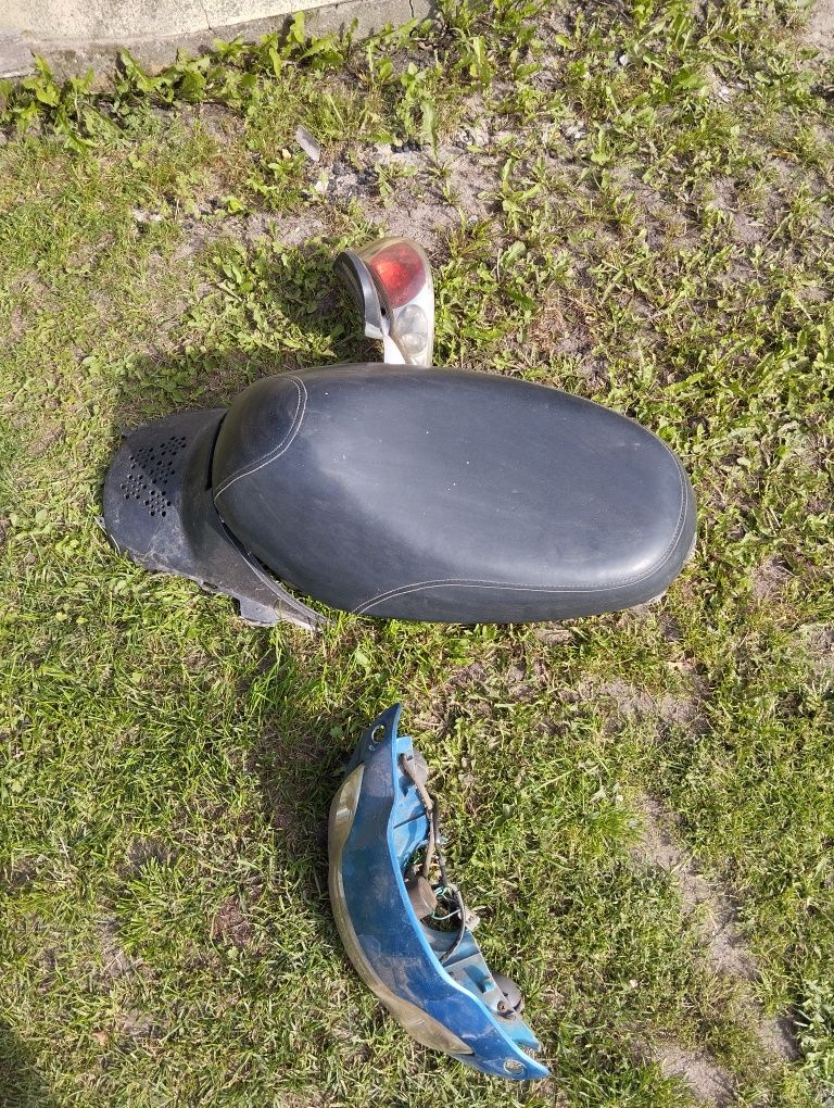 Sprzedam kufer , siedzisko oraz lampy do skutera