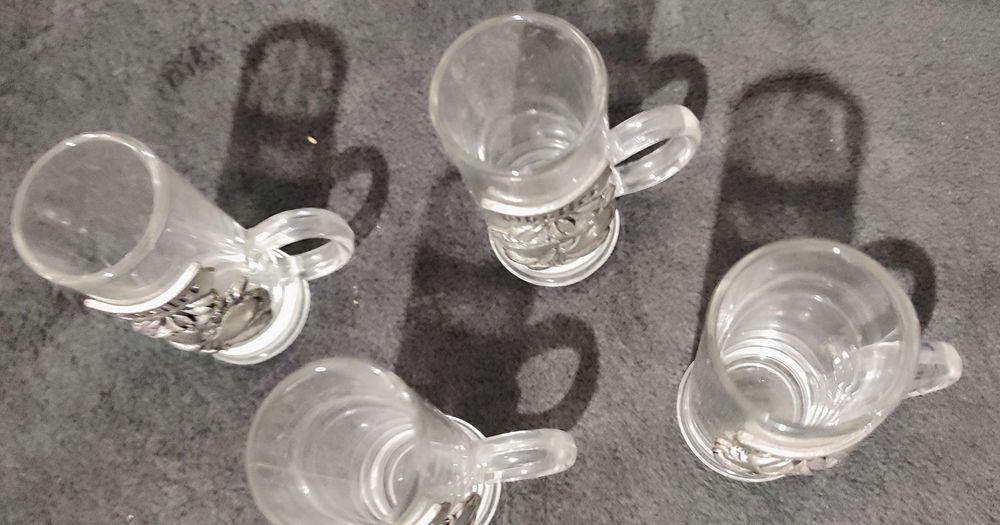 Garrafa e canecas decorativas