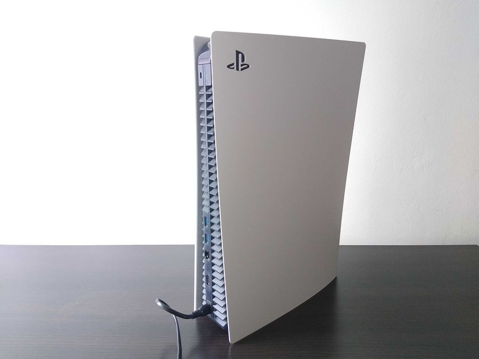 PS5 Z NAPĘDEM + 2 PADY + Stacja Ładująca + Valhalla