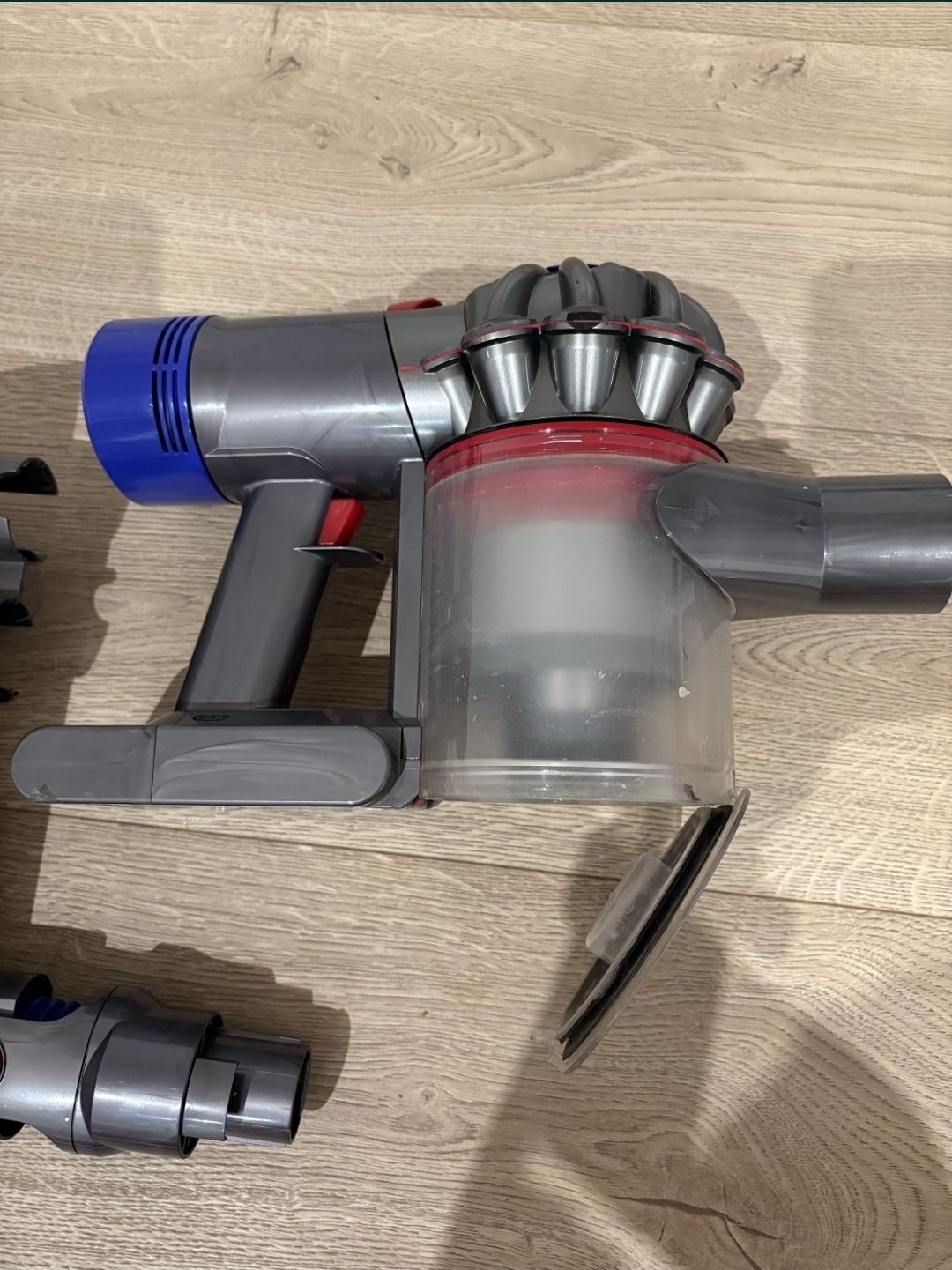 Dyson V8 absolute + 7 końcówek