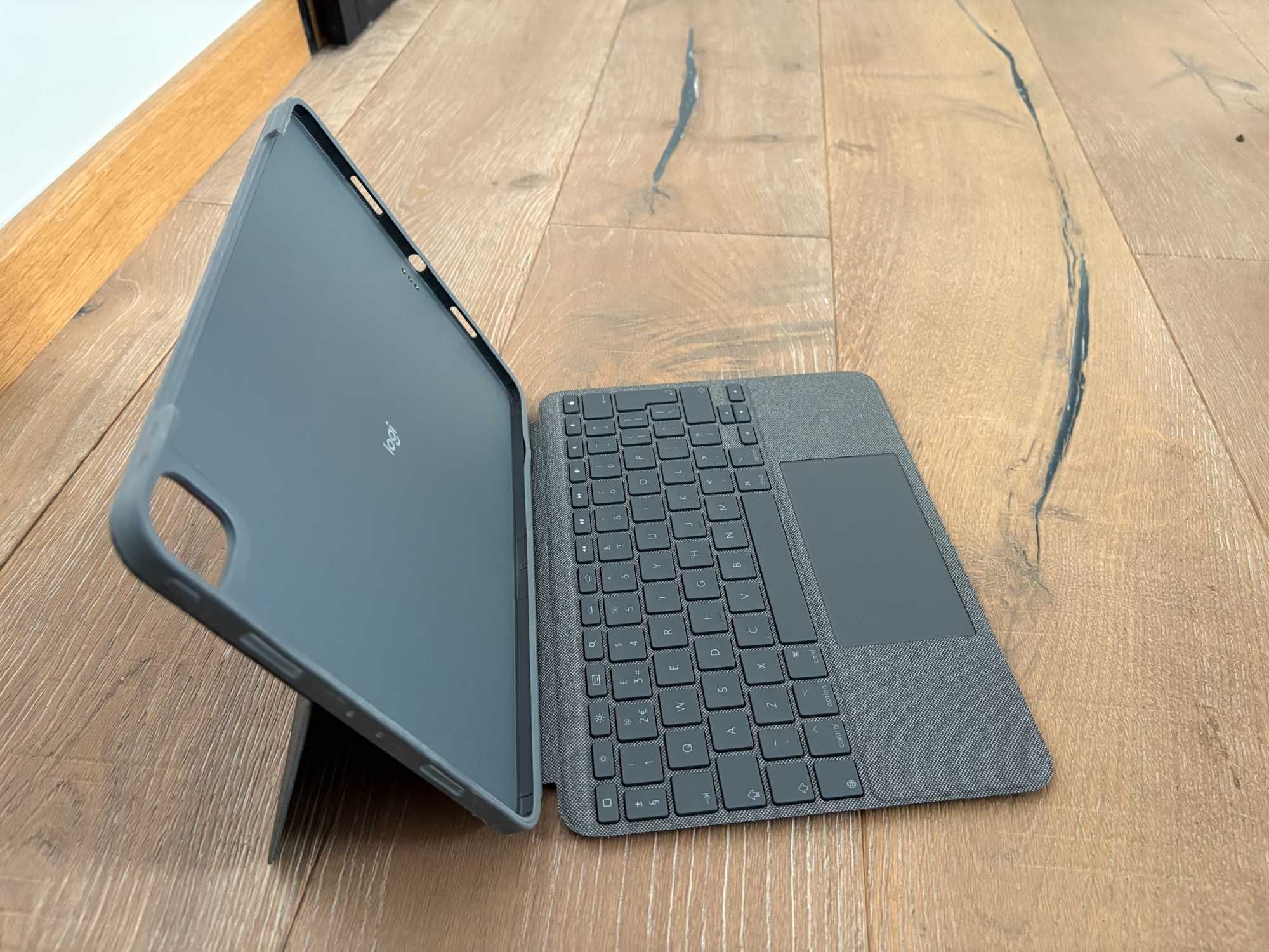 Logitech Combo Touch iPad Pro 11 1,2,3 Gen